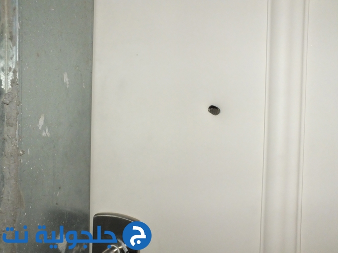 عيار ناري يخترق باب منزل بعد حملة الشرطة الهمجية يوم أمس